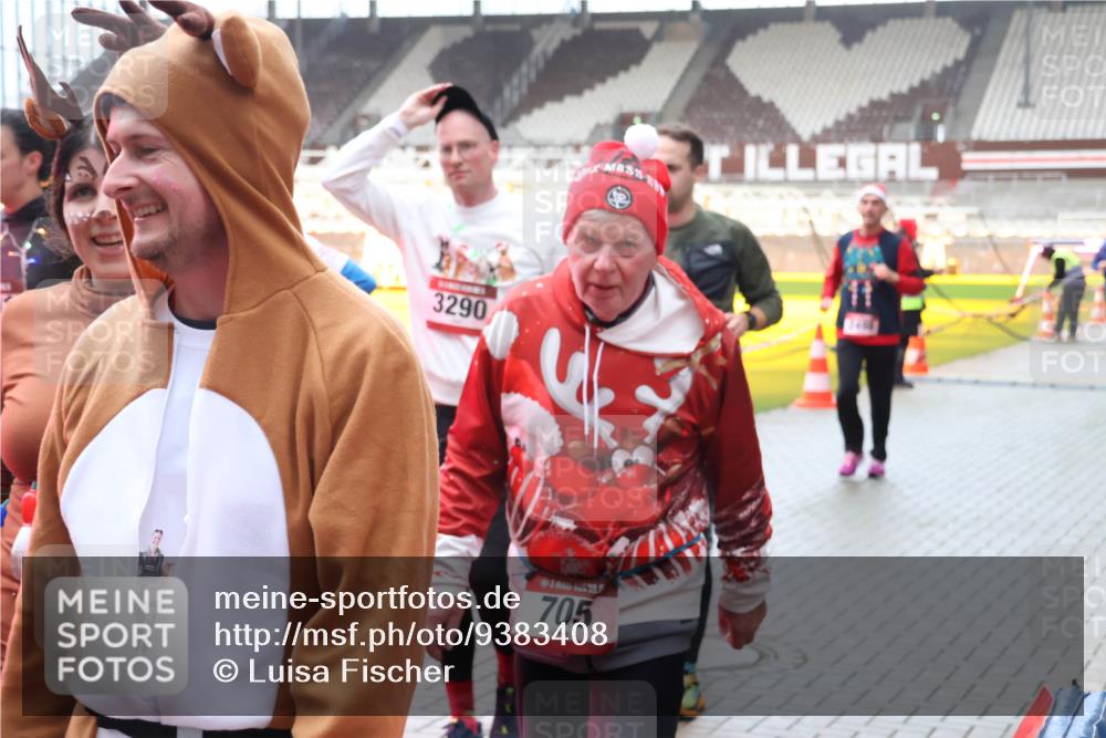 07.12.2025 - St. Pauli X-Mass-Run No. 15 Luisa Fischer http://msf.ph/oto/9383408 07.12.2025 11:25:57 Ziel 3290, 705, 1334, 1339, 1379, 1388, 1527, 1544, 1593, 1672, 1855, 1858, 1961, 2151, 2193, 2244, 2498, 2981, 2990, 3126, 3290, 3296, 3301, 4101, 4654, 4825, 5003 meine-sportfotos.de