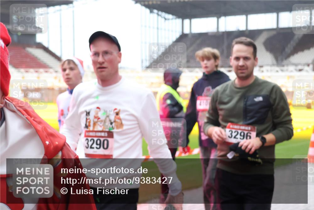 07.12.2025 - St. Pauli X-Mass-Run No. 15 Luisa Fischer http://msf.ph/oto/9383427 07.12.2025 11:25:59 Ziel 3290, 3296, 1334, 1339, 1379, 1388, 1527, 1544, 1593, 1672, 1961, 2151, 2193, 2244, 2498, 2981, 2990, 3051, 3126, 3290, 3296, 3301, 4101, 4654, 4825, 5003 meine-sportfotos.de