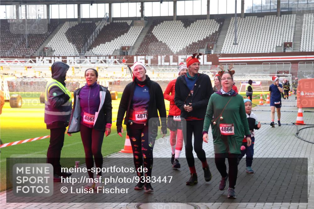 07.12.2025 - St. Pauli X-Mass-Run No. 15 Luisa Fischer http://msf.ph/oto/9383447 07.12.2025 10:52:55 Ziel 4865, 4879, 228, 4866, 27, 176, 262, 499, 506, 654, 931, 1098, 1305, 2592, 2661, 4797, 4859, 4864, 4865, 4866, 4879, 4880, 4882 meine-sportfotos.de