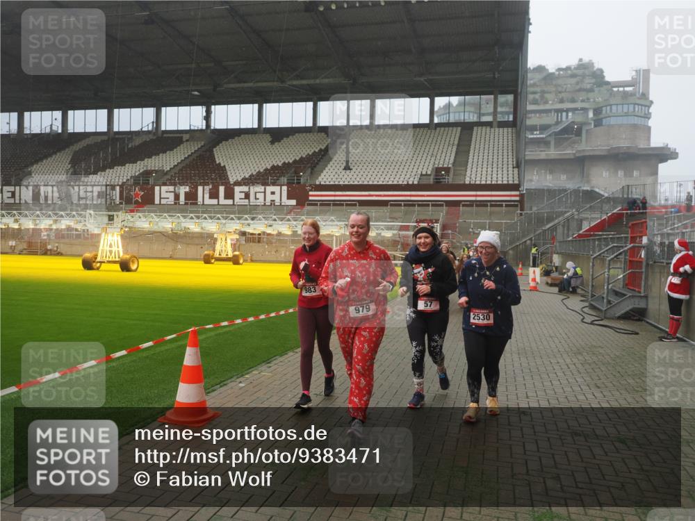 07.12.2025 - St. Pauli X-Mass-Run No. 15 Fabian Wolf http://msf.ph/oto/9383471 07.12.2025 10:10:59 Ziel 57, 979, 983, 1148, 1149, 1150, 1426, 1768, 1929, 1935, 2530 meine-sportfotos.de