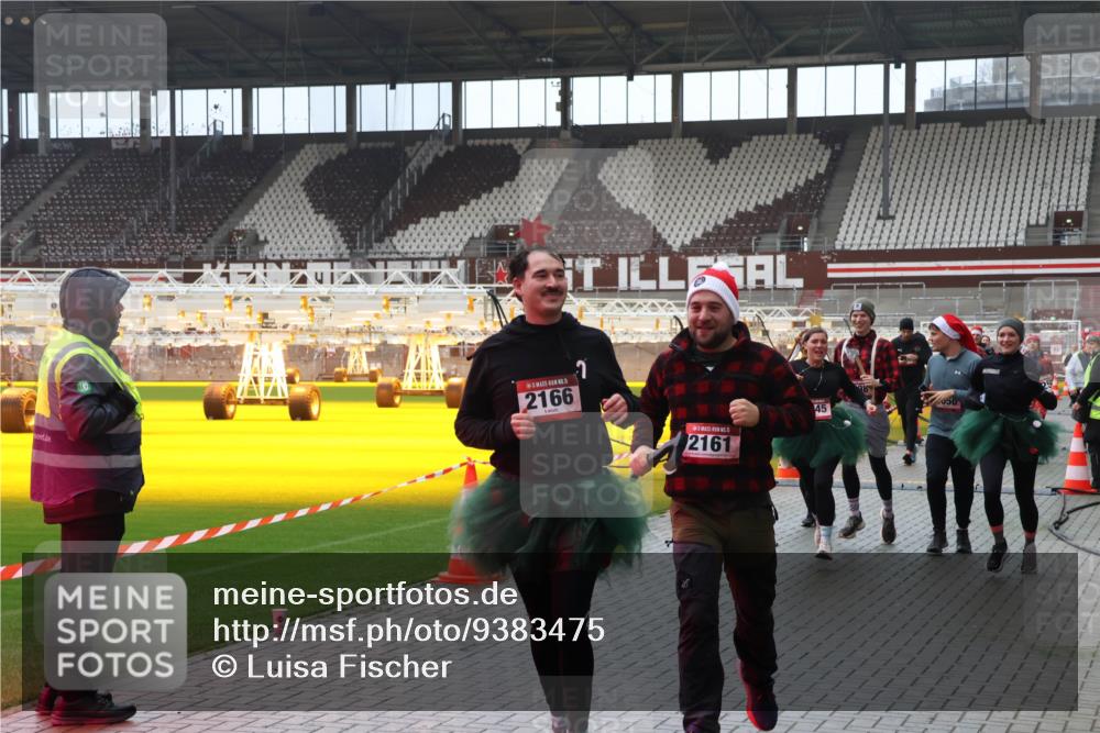 07.12.2025 - St. Pauli X-Mass-Run No. 15 Luisa Fischer http://msf.ph/oto/9383475 07.12.2025 11:26:16 Ziel 2166, 2161, 45, 050, 674, 678, 1079, 1334, 1339, 1344, 1356, 1379, 1388, 1593, 1672, 1673, 2055, 2088, 2145, 2161, 2166, 2198, 2255, 2265, 2498, 3050, 3051, 3068, 3070, 3094, 3290, 3296, 3301, 4101, 4654, 4825 meine-sportfotos.de