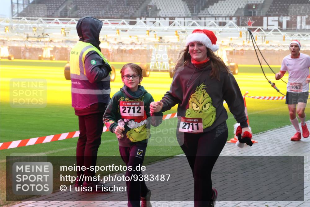 07.12.2025 - St. Pauli X-Mass-Run No. 15 Luisa Fischer http://msf.ph/oto/9383487 07.12.2025 10:13:41 Ziel 15, 2712, 15, 2711, 1062, 80, 938, 970, 1044, 1062, 1126, 1220, 1397, 1733, 2687, 2711, 2712, 3588, 3589, 4081, 4082, 4083, 4487, 4664 meine-sportfotos.de