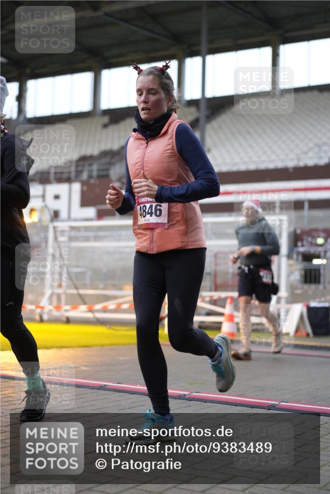 07.12.2025 - St. Pauli X-Mass-Run No. 15 Patografie http://msf.ph/oto/9383489 07.12.2025 10:24:53 Ziel 915, 974, 3152, 4078, 4079, 4091, 4092, 4135, 4136, 4155, 4177, 4431, 4474, 4496, 4497, 4513, 4514, 4530, 4846 meine-sportfotos.de