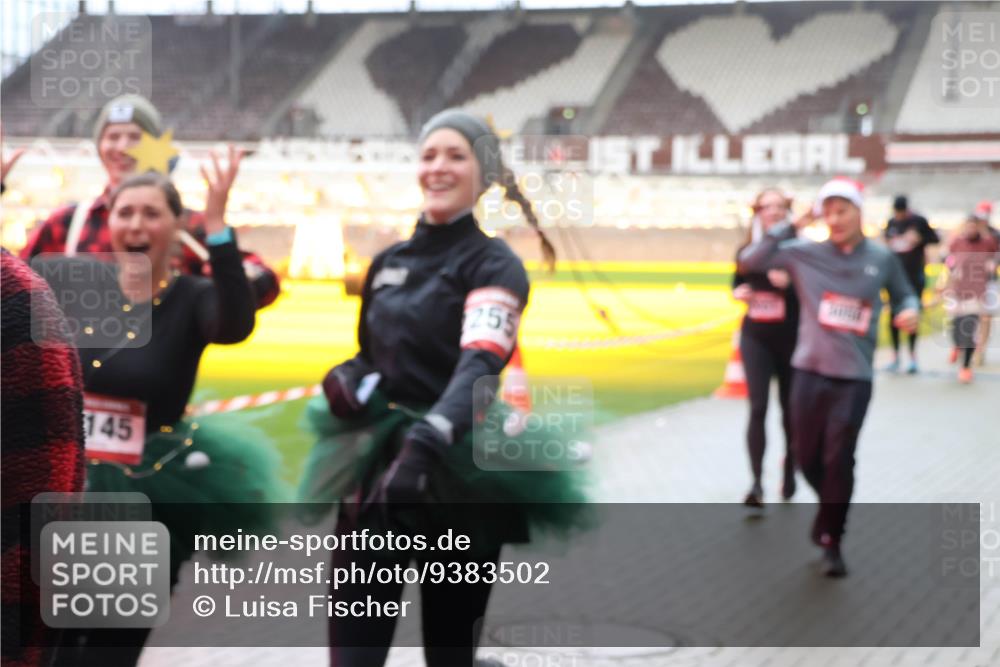 07.12.2025 - St. Pauli X-Mass-Run No. 15 Luisa Fischer http://msf.ph/oto/9383502 07.12.2025 11:26:19 Ziel 145, 255, 674, 678, 1079, 1334, 1339, 1344, 1356, 1379, 1388, 1593, 1672, 1673, 2055, 2088, 2145, 2161, 2166, 2198, 2255, 2265, 2498, 2786, 3050, 3051, 3068, 3070, 3094, 3607, 4654, 4825 meine-sportfotos.de