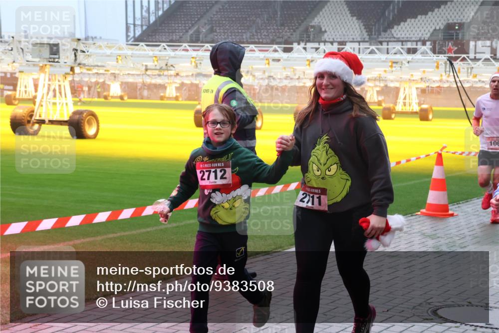 07.12.2025 - St. Pauli X-Mass-Run No. 15 Luisa Fischer http://msf.ph/oto/9383508 07.12.2025 10:13:41 Ziel 15, 2712, 15, 211, 106, 80, 938, 970, 1044, 1062, 1126, 1220, 1397, 1733, 2687, 2711, 2712, 3588, 3589, 4081, 4082, 4083, 4487, 4664 meine-sportfotos.de