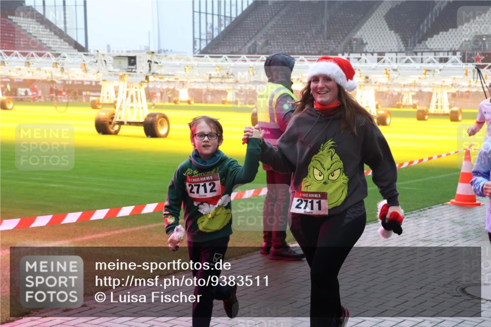 07.12.2025 - St. Pauli X-Mass-Run No. 15 Luisa Fischer http://msf.ph/oto/9383511 07.12.2025 10:13:42 Ziel 15, 2712, 15, 2711, 80, 88, 938, 970, 1044, 1062, 1126, 1220, 1397, 1733, 2687, 2711, 2712, 3588, 3589, 4081, 4082, 4083, 4487, 4664 meine-sportfotos.de