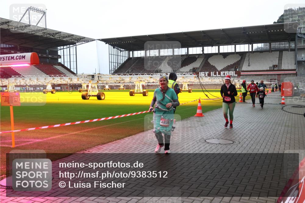 07.12.2025 - St. Pauli X-Mass-Run No. 15 Luisa Fischer http://msf.ph/oto/9383512 07.12.2025 10:53:28 Ziel 4859, 2673, 176, 262, 500, 504, 507, 510, 1305, 1684, 2673, 3128, 4859 meine-sportfotos.de