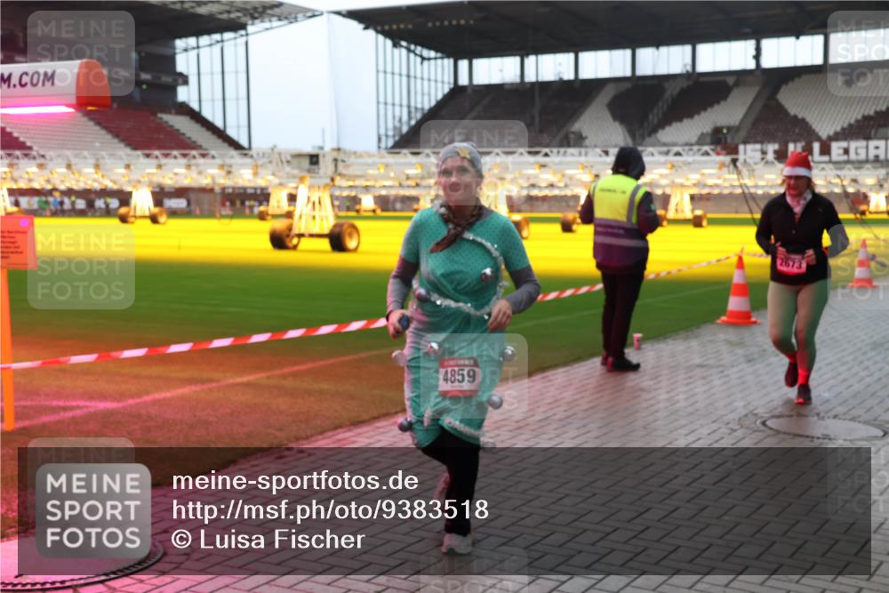 07.12.2025 - St. Pauli X-Mass-Run No. 15 Luisa Fischer http://msf.ph/oto/9383518 07.12.2025 10:53:28 Ziel 4859, 673, 176, 262, 500, 504, 507, 510, 1305, 1684, 2673, 3128, 4859 meine-sportfotos.de