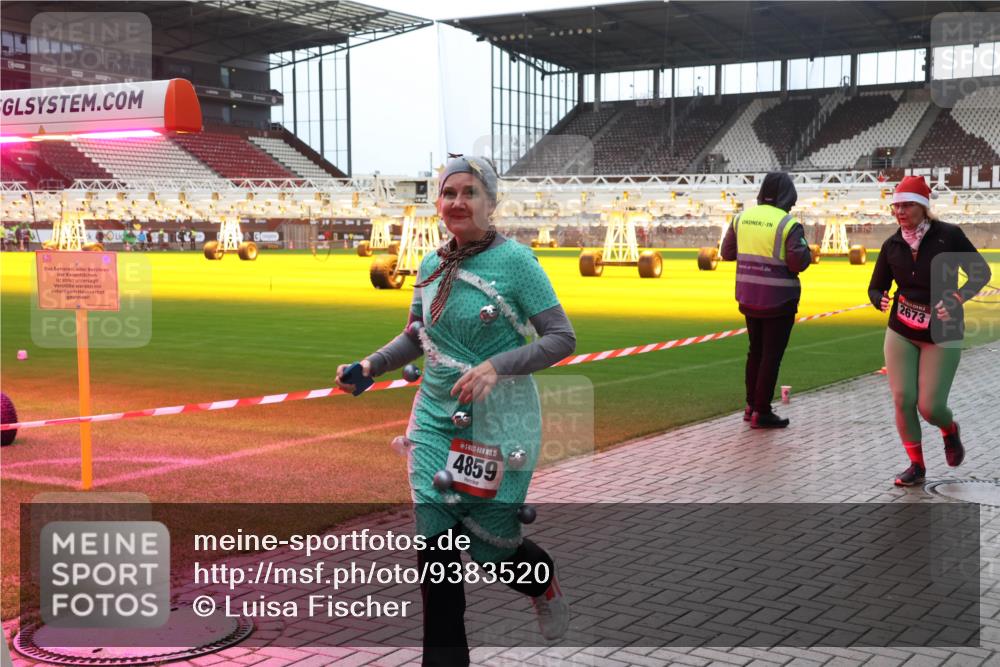 07.12.2025 - St. Pauli X-Mass-Run No. 15 Luisa Fischer http://msf.ph/oto/9383520 07.12.2025 10:53:29 Ziel 1, 15, 4859, 2673, 176, 262, 500, 504, 507, 510, 1305, 1684, 2673, 3128, 4859 meine-sportfotos.de