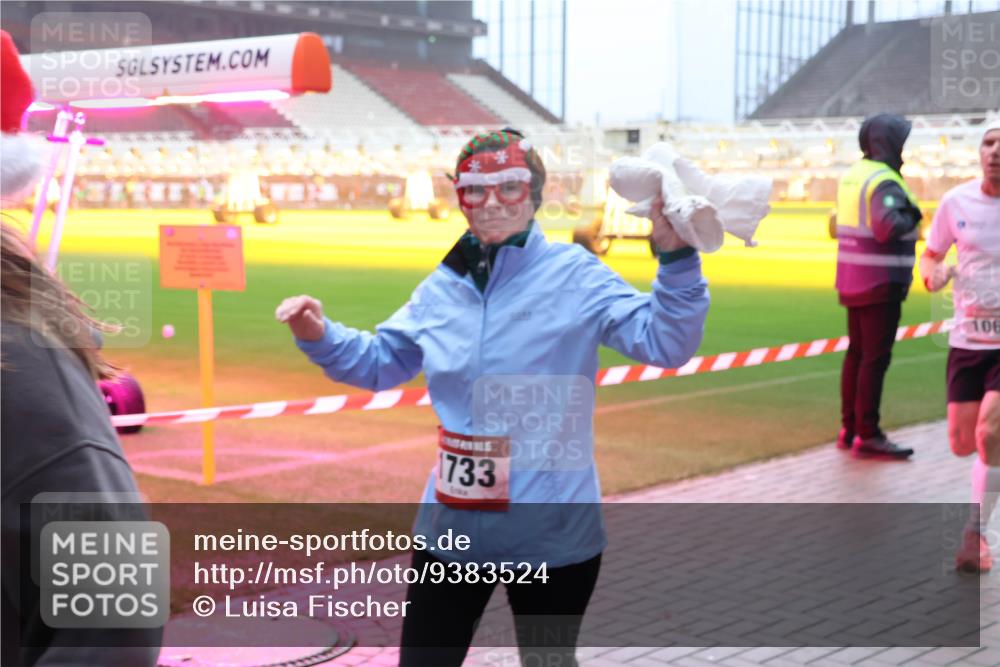 07.12.2025 - St. Pauli X-Mass-Run No. 15 Luisa Fischer http://msf.ph/oto/9383524 07.12.2025 10:13:43 Ziel 1733, 106, 80, 88, 938, 970, 1044, 1062, 1126, 1220, 1397, 1733, 2687, 2711, 2712, 2905, 3588, 3589, 4081, 4082, 4083, 4487, 4664 meine-sportfotos.de