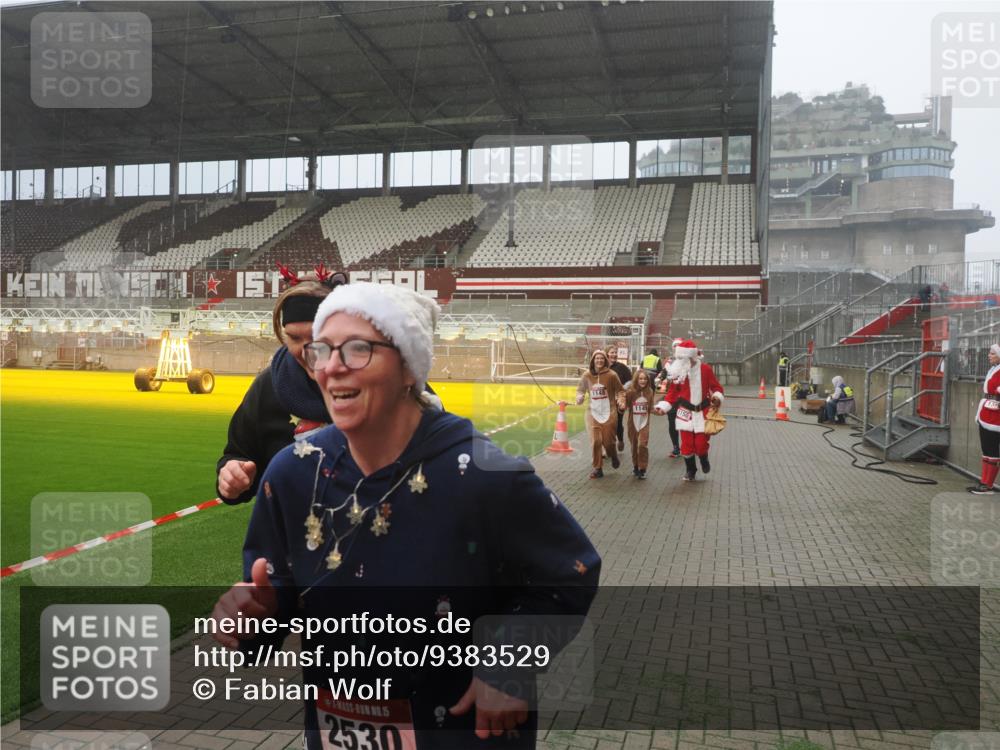 07.12.2025 - St. Pauli X-Mass-Run No. 15 Fabian Wolf http://msf.ph/oto/9383529 07.12.2025 10:11:01 Ziel 57, 979, 983, 1148, 1149, 1150, 1426, 1929, 1935, 2530 meine-sportfotos.de