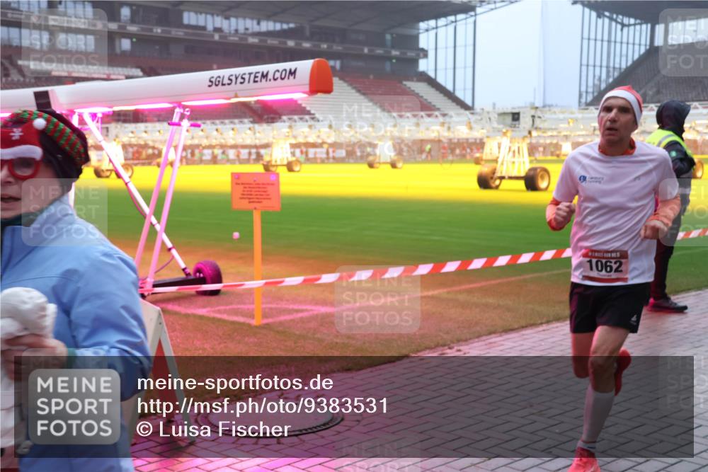 07.12.2025 - St. Pauli X-Mass-Run No. 15 Luisa Fischer http://msf.ph/oto/9383531 07.12.2025 10:13:44 Ziel 1062, 80, 88, 938, 970, 1044, 1062, 1126, 1220, 1397, 1733, 2687, 2711, 2712, 2905, 3588, 3589, 4081, 4082, 4083, 4487, 4664 meine-sportfotos.de