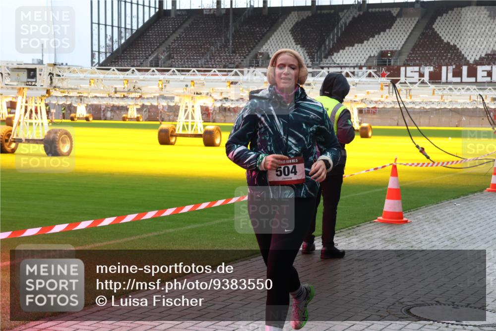 07.12.2025 - St. Pauli X-Mass-Run No. 15 Luisa Fischer http://msf.ph/oto/9383550 07.12.2025 10:53:34 Ziel 15, 504, 176, 262, 500, 504, 507, 510, 546, 1305, 1684, 2673, 3128, 4859 meine-sportfotos.de