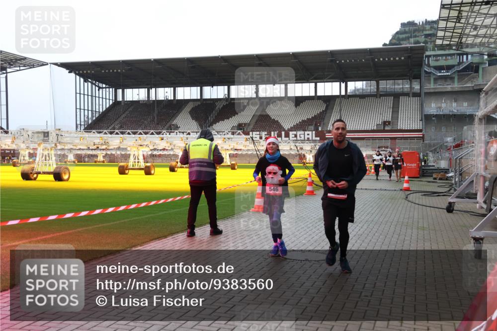 07.12.2025 - St. Pauli X-Mass-Run No. 15 Luisa Fischer http://msf.ph/oto/9383560 07.12.2025 10:53:47 Ziel 546, 106, 500, 504, 507, 510, 546, 1679, 1680, 1681, 1682, 1683, 1684, 2673, 3128 meine-sportfotos.de