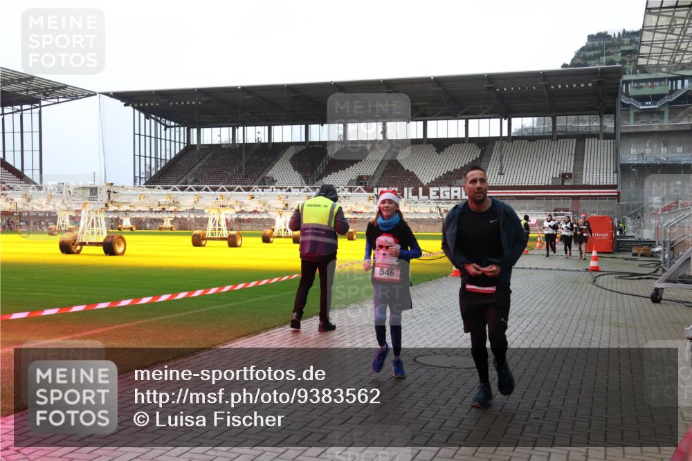 07.12.2025 - St. Pauli X-Mass-Run No. 15 Luisa Fischer http://msf.ph/oto/9383562 07.12.2025 10:53:47 Ziel 546, 106, 500, 504, 507, 510, 546, 1679, 1680, 1681, 1682, 1683, 1684, 2673, 3128 meine-sportfotos.de