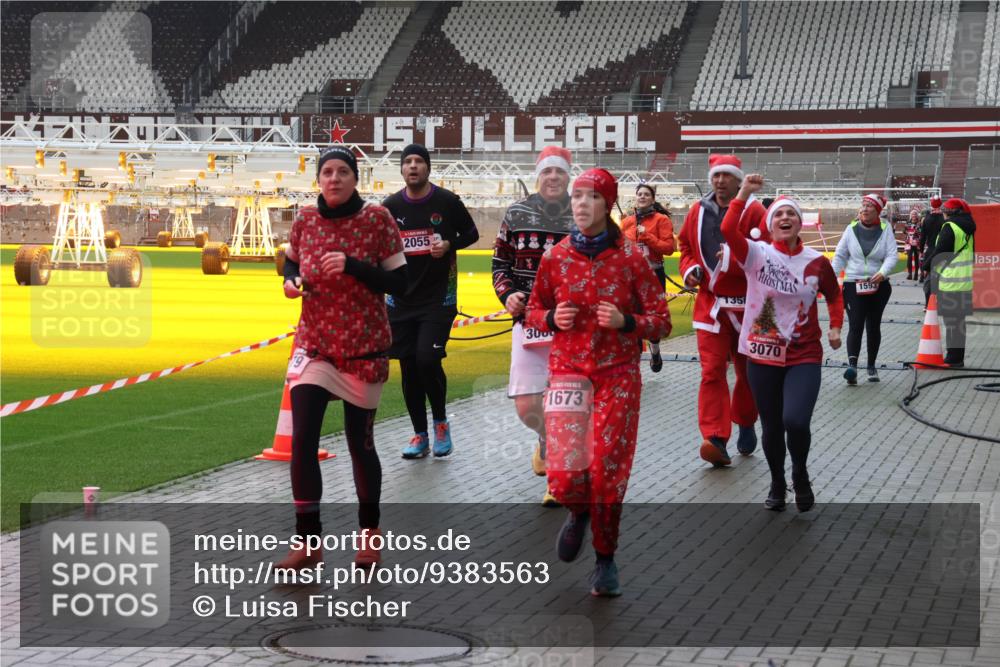 07.12.2025 - St. Pauli X-Mass-Run No. 15 Luisa Fischer http://msf.ph/oto/9383563 07.12.2025 11:26:24 Ziel 19, 2055, 3000, 1673, 135, 3070, 1593, 674, 678, 1079, 1334, 1339, 1344, 1345, 1356, 1379, 1388, 1593, 1672, 1673, 2055, 2059, 2063, 2066, 2088, 2145, 2161, 2166, 2198, 2255, 2265, 2498, 2786, 2795, 3050, 3051, 3068, 3070, 3094, 3257, 3258, 3260, 3261, 3607, 4654, 4825 meine-sportfotos.de