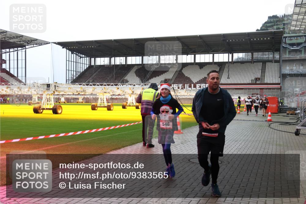 07.12.2025 - St. Pauli X-Mass-Run No. 15 Luisa Fischer http://msf.ph/oto/9383565 07.12.2025 10:53:47 Ziel 546, 106, 500, 504, 507, 510, 546, 1679, 1680, 1681, 1682, 1683, 1684, 2673, 3128 meine-sportfotos.de