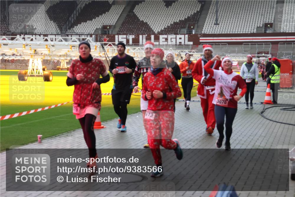 07.12.2025 - St. Pauli X-Mass-Run No. 15 Luisa Fischer http://msf.ph/oto/9383566 07.12.2025 11:26:24 Ziel 2055, 79, 673, 3070, 1593, 674, 678, 1079, 1334, 1339, 1344, 1345, 1356, 1379, 1388, 1593, 1672, 1673, 2055, 2059, 2063, 2066, 2088, 2145, 2161, 2166, 2198, 2255, 2265, 2498, 2786, 2795, 3050, 3051, 3068, 3070, 3094, 3257, 3258, 3260, 3261, 3607, 4654, 4825 meine-sportfotos.de