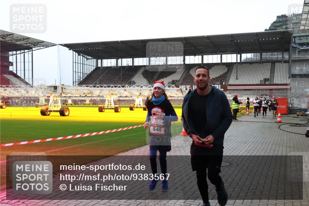07.12.2025 - St. Pauli X-Mass-Run No. 15 Luisa Fischer http://msf.ph/oto/9383567 07.12.2025 10:53:48 Ziel 546, 106, 500, 504, 507, 510, 546, 1679, 1680, 1681, 1682, 1683, 1684, 2673, 3128 meine-sportfotos.de