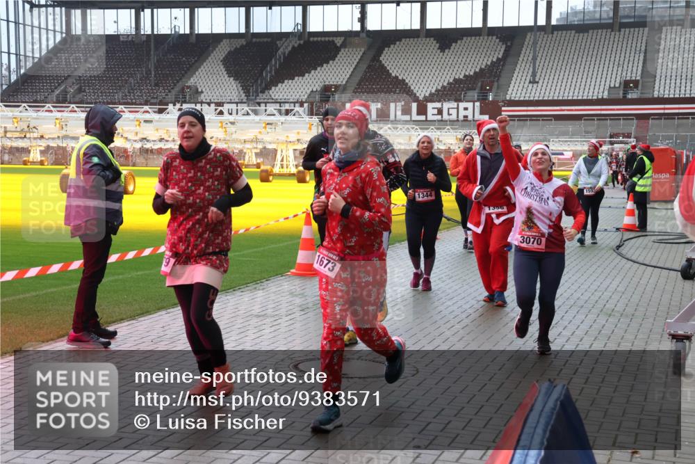 07.12.2025 - St. Pauli X-Mass-Run No. 15 Luisa Fischer http://msf.ph/oto/9383571 07.12.2025 11:26:25 Ziel 1673, 1344, 1356, 3070, 1593, 674, 678, 1079, 1334, 1339, 1344, 1345, 1356, 1379, 1388, 1501, 1593, 1672, 1673, 2055, 2059, 2063, 2066, 2069, 2074, 2088, 2124, 2145, 2161, 2166, 2198, 2255, 2260, 2265, 2498, 2637, 2786, 2795, 3050, 3051, 3068, 3070, 3094, 3257, 3258, 3260, 3261, 3607, 4654, 4825 meine-sportfotos.de