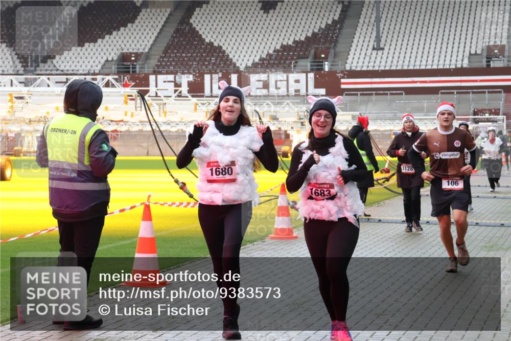 07.12.2025 - St. Pauli X-Mass-Run No. 15 Luisa Fischer http://msf.ph/oto/9383573 07.12.2025 10:53:56 Ziel 1680, 15, 1683, 3128, 106, 1689, 106, 500, 504, 507, 510, 546, 1478, 1679, 1680, 1681, 1682, 1683, 1684, 3128 meine-sportfotos.de