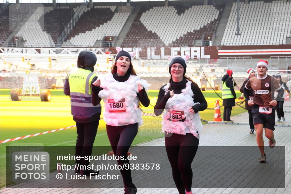07.12.2025 - St. Pauli X-Mass-Run No. 15 Luisa Fischer http://msf.ph/oto/9383578 07.12.2025 10:53:56 Ziel 1680, 15, 1683, 128, 106, 106, 500, 504, 507, 510, 546, 1478, 1679, 1680, 1681, 1682, 1683, 1684, 3128 meine-sportfotos.de