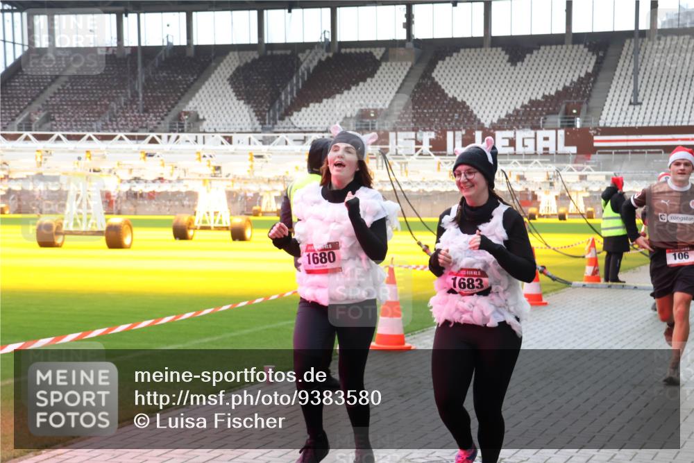 07.12.2025 - St. Pauli X-Mass-Run No. 15 Luisa Fischer http://msf.ph/oto/9383580 07.12.2025 10:53:57 Ziel 1680, 15, 1683, 106, 106, 500, 510, 546, 1478, 1679, 1680, 1681, 1682, 1683, 1684, 3128 meine-sportfotos.de