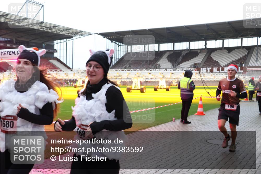 07.12.2025 - St. Pauli X-Mass-Run No. 15 Luisa Fischer http://msf.ph/oto/9383592 07.12.2025 10:53:58 Ziel 1680, 68, 106, 1121, 106, 500, 510, 546, 1478, 1679, 1680, 1681, 1682, 1683, 1684, 3128 meine-sportfotos.de