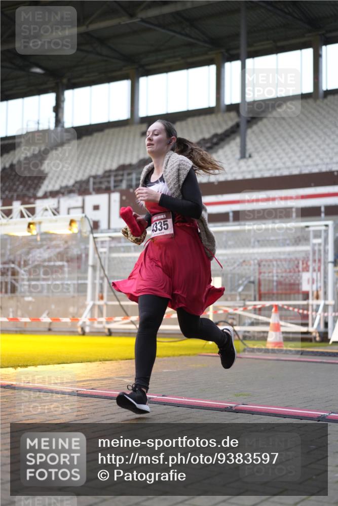 07.12.2025 - St. Pauli X-Mass-Run No. 15 Patografie http://msf.ph/oto/9383597 07.12.2025 10:25:05 Ziel 1012, 1977, 1987, 1995, 3962, 4335, 4431, 4474, 4513, 4514, 4846 meine-sportfotos.de