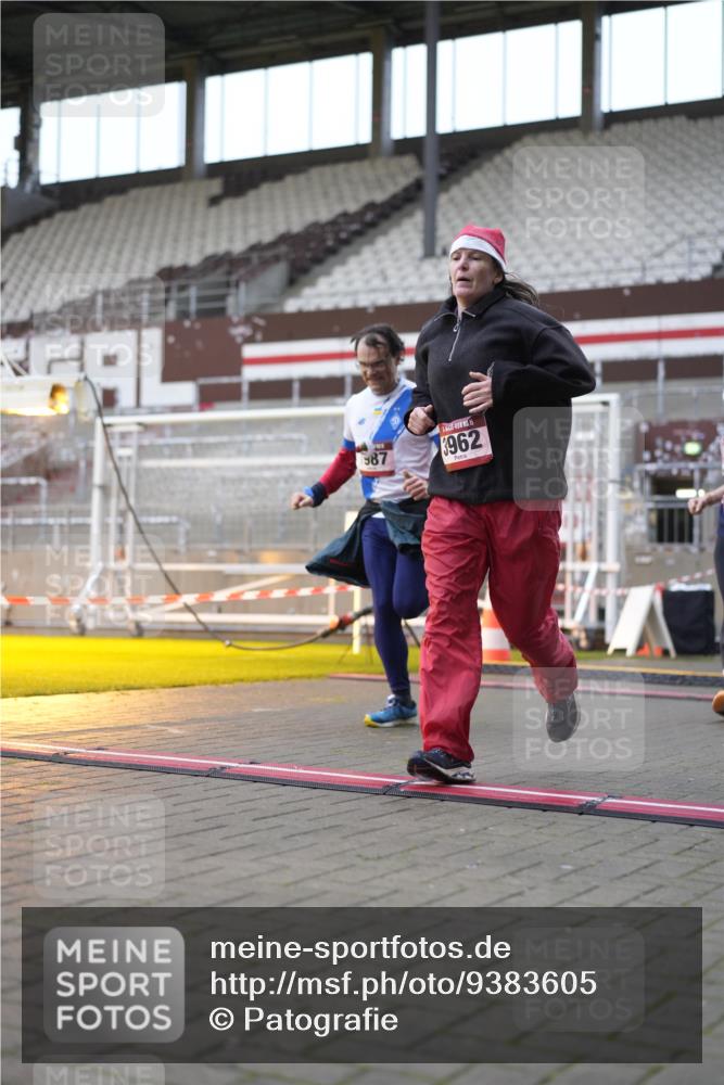 07.12.2025 - St. Pauli X-Mass-Run No. 15 Patografie http://msf.ph/oto/9383605 07.12.2025 10:25:07 Ziel 1012, 1977, 1987, 1995, 3962, 4335, 4431, 4474, 4513, 4514, 4846 meine-sportfotos.de