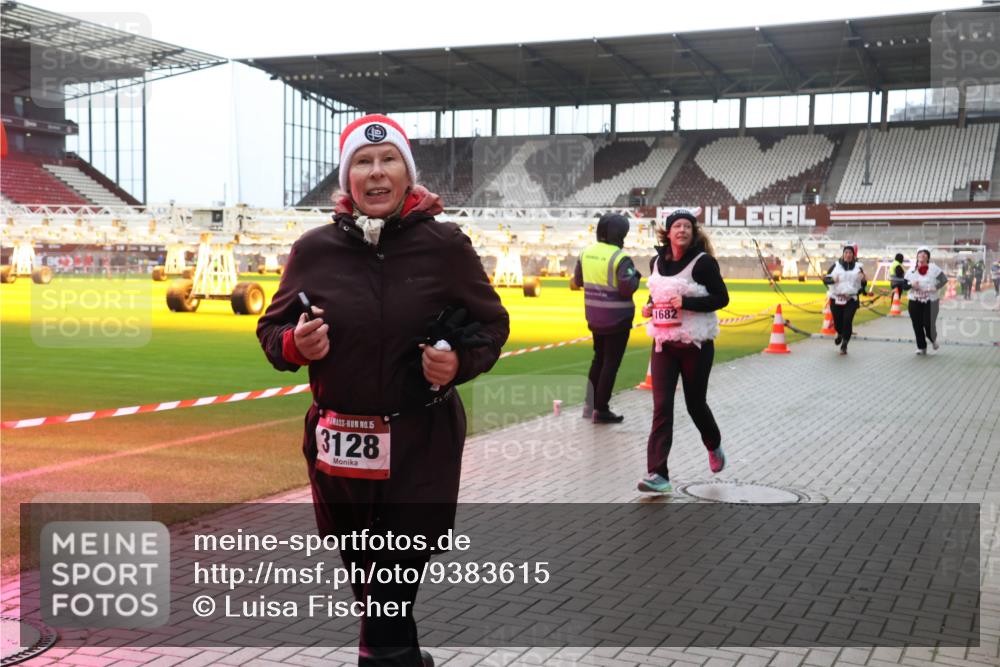 07.12.2025 - St. Pauli X-Mass-Run No. 15 Luisa Fischer http://msf.ph/oto/9383615 07.12.2025 10:54:03 Ziel 15, 3128, 1682, 106, 546, 1478, 1679, 1680, 1681, 1682, 1683, 1684, 3128 meine-sportfotos.de