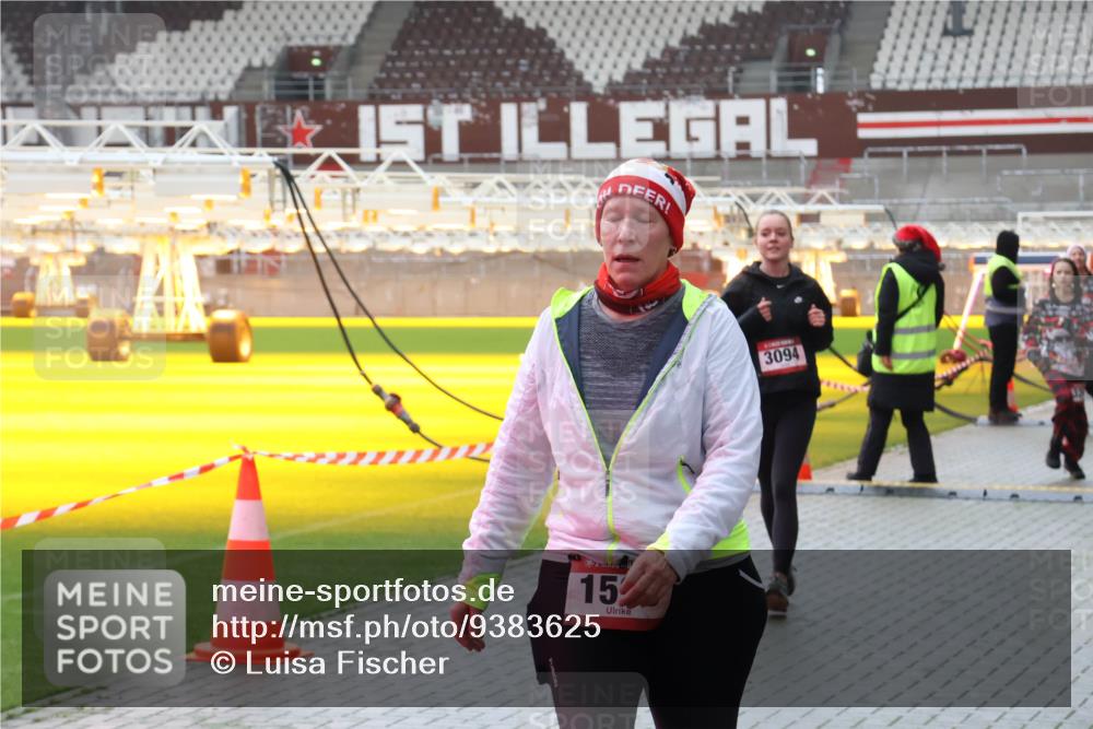 07.12.2025 - St. Pauli X-Mass-Run No. 15 Luisa Fischer http://msf.ph/oto/9383625 07.12.2025 11:26:33 Ziel 15, 3094, 610, 624, 674, 678, 1079, 1334, 1339, 1344, 1345, 1356, 1379, 1388, 1498, 1501, 1593, 1632, 1672, 1673, 2055, 2059, 2063, 2066, 2069, 2074, 2088, 2124, 2145, 2161, 2166, 2198, 2255, 2257, 2260, 2265, 2637, 2786, 2795, 3050, 3051, 3068, 3070, 3094, 3217, 3257, 3258, 3260, 3261, 3607, 4654 meine-sportfotos.de