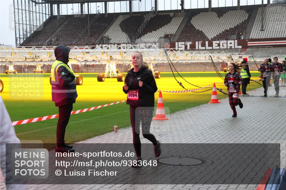 07.12.2025 - St. Pauli X-Mass-Run No. 15 Luisa Fischer http://msf.ph/oto/9383648 07.12.2025 11:26:37 Ziel 3094, 326, 610, 624, 674, 678, 1079, 1344, 1345, 1356, 1498, 1501, 1593, 1632, 1673, 2055, 2059, 2063, 2066, 2069, 2074, 2088, 2124, 2145, 2161, 2166, 2198, 2255, 2257, 2260, 2265, 2637, 2786, 2795, 3050, 3051, 3068, 3070, 3094, 3217, 3257, 3258, 3260, 3261, 3607 meine-sportfotos.de