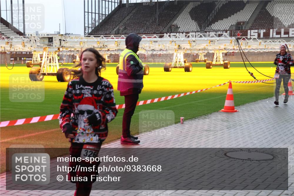 07.12.2025 - St. Pauli X-Mass-Run No. 15 Luisa Fischer http://msf.ph/oto/9383668 07.12.2025 11:26:40 Ziel 3260, 610, 624, 674, 678, 1079, 1344, 1345, 1356, 1498, 1501, 1593, 1632, 1673, 2055, 2059, 2063, 2066, 2069, 2074, 2088, 2124, 2145, 2161, 2166, 2198, 2255, 2257, 2260, 2265, 2637, 2748, 2749, 2786, 2795, 3050, 3051, 3068, 3070, 3094, 3217, 3257, 3258, 3260, 3261, 3607 meine-sportfotos.de