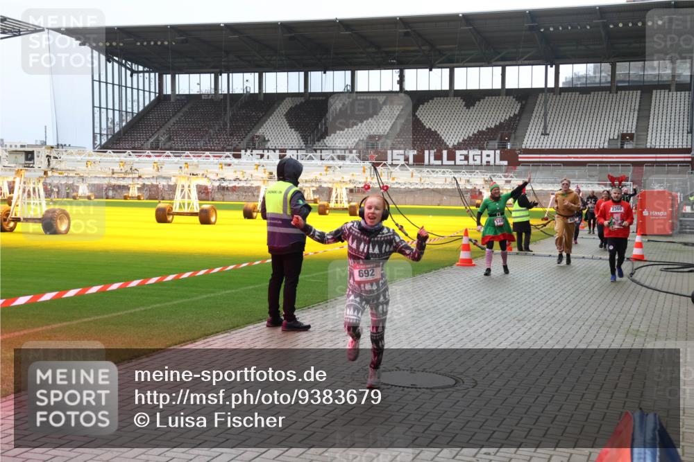 07.12.2025 - St. Pauli X-Mass-Run No. 15 Luisa Fischer http://msf.ph/oto/9383679 07.12.2025 10:54:55 Ziel 692, 148, 2360, 656, 692, 1177, 1489, 2286, 2328, 2358, 2360, 2832, 3391, 3437 meine-sportfotos.de