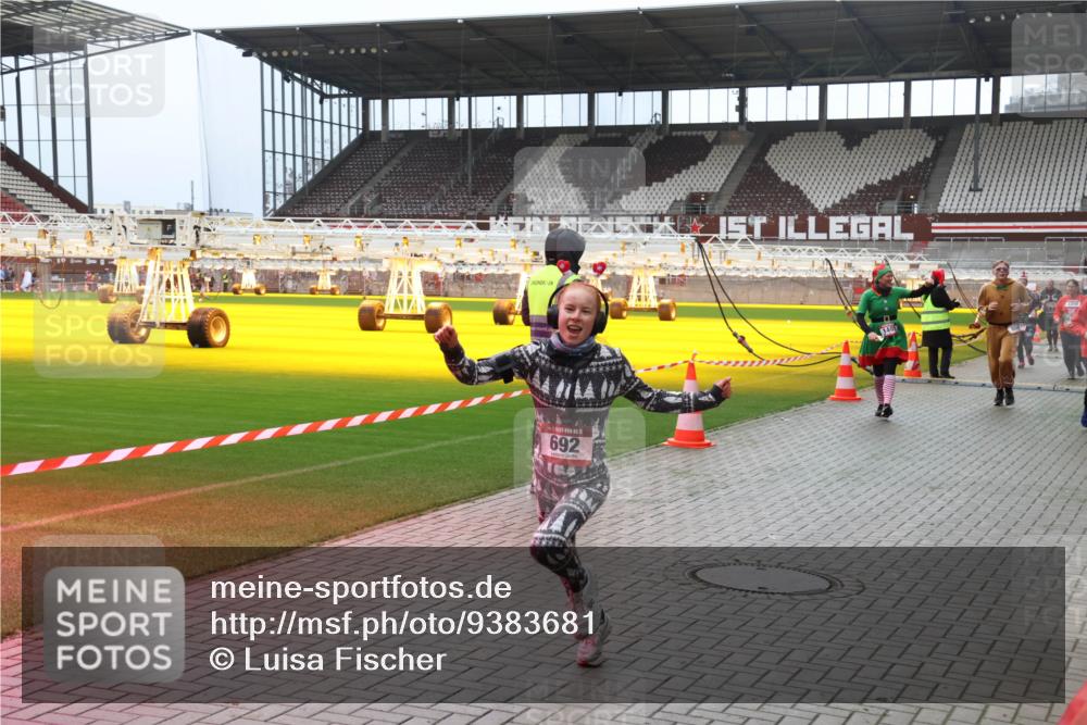 07.12.2025 - St. Pauli X-Mass-Run No. 15 Luisa Fischer http://msf.ph/oto/9383681 07.12.2025 10:54:56 Ziel 692, 148, 2358, 656, 692, 1177, 1489, 2286, 2328, 2358, 2360, 2832, 3391, 3437 meine-sportfotos.de