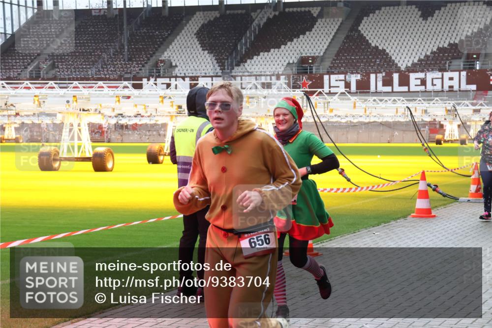 07.12.2025 - St. Pauli X-Mass-Run No. 15 Luisa Fischer http://msf.ph/oto/9383704 07.12.2025 10:55:00 Ziel 656, 656, 692, 1177, 1489, 2286, 2328, 2358, 2360, 2832, 3391, 3437 meine-sportfotos.de