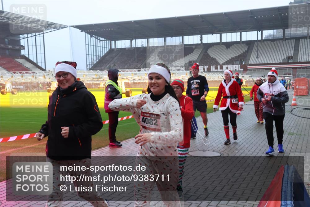 07.12.2025 - St. Pauli X-Mass-Run No. 15 Luisa Fischer http://msf.ph/oto/9383711 07.12.2025 10:13:46 Ziel 15, 4082, 1397, 139, 35, 80, 88, 970, 1044, 1062, 1126, 1220, 1397, 1733, 2687, 2711, 2712, 2905, 3588, 3589, 4081, 4082, 4083, 4487, 4664 meine-sportfotos.de