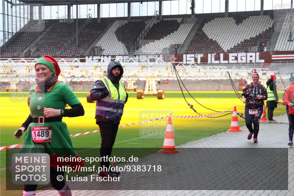 07.12.2025 - St. Pauli X-Mass-Run No. 15 Luisa Fischer http://msf.ph/oto/9383718 07.12.2025 10:55:01 Ziel 1489, 1177, 656, 692, 1177, 1489, 2286, 2328, 2358, 2360, 2832, 3391, 3437 meine-sportfotos.de