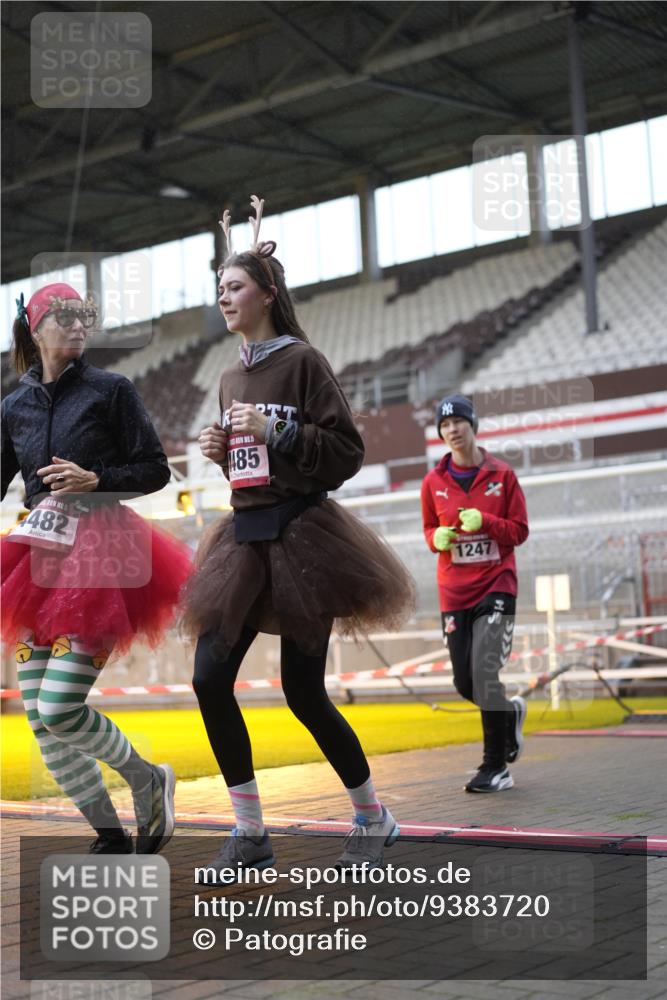 07.12.2025 - St. Pauli X-Mass-Run No. 15 Patografie http://msf.ph/oto/9383720 07.12.2025 10:25:17 Ziel 1247, 1631, 1977, 1987, 1995, 2029, 3962, 4118, 4119, 4121, 4201, 4204, 4284, 4335, 4445, 4482, 4485 meine-sportfotos.de