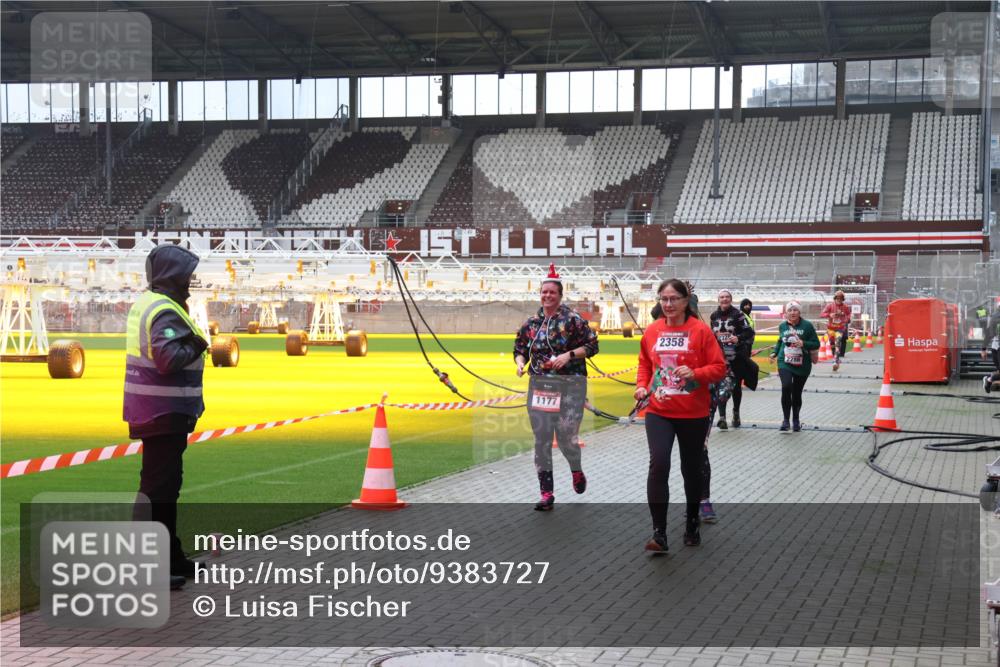 07.12.2025 - St. Pauli X-Mass-Run No. 15 Luisa Fischer http://msf.ph/oto/9383727 07.12.2025 10:55:02 Ziel 1177, 2358, 2322, 2286, 656, 692, 1177, 1393, 1489, 2286, 2328, 2358, 2360, 2832, 3391, 3437 meine-sportfotos.de