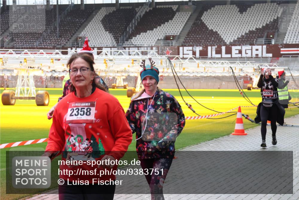 07.12.2025 - St. Pauli X-Mass-Run No. 15 Luisa Fischer http://msf.ph/oto/9383751 07.12.2025 10:55:05 Ziel 15, 2358, 2328, 656, 692, 1177, 1393, 1489, 2286, 2328, 2358, 2360, 2832, 3391, 3437 meine-sportfotos.de