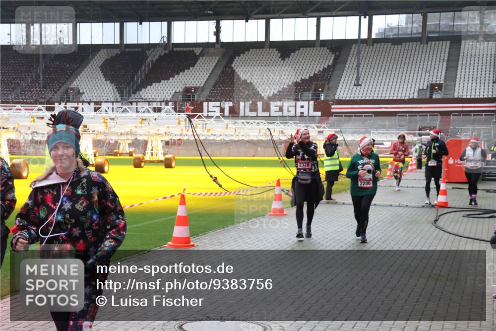 07.12.2025 - St. Pauli X-Mass-Run No. 15 Luisa Fischer http://msf.ph/oto/9383756 07.12.2025 10:55:06 Ziel 2328, 2286, 3437, 656, 692, 1177, 1393, 1489, 2286, 2328, 2358, 2360, 2832, 3391, 3437 meine-sportfotos.de