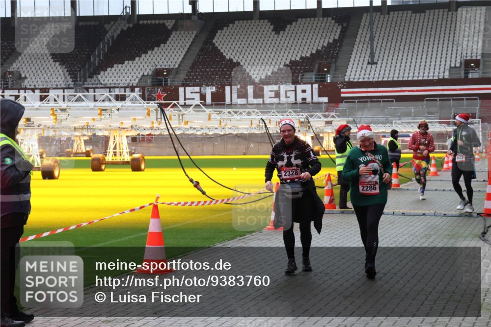 07.12.2025 - St. Pauli X-Mass-Run No. 15 Luisa Fischer http://msf.ph/oto/9383760 07.12.2025 10:55:06 Ziel 2328, 2286, 3437, 656, 692, 1177, 1393, 1489, 2286, 2328, 2358, 2360, 2832, 3391, 3437 meine-sportfotos.de