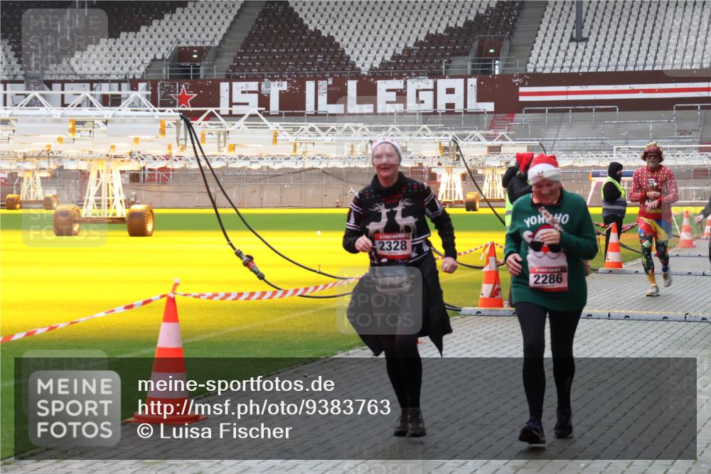 07.12.2025 - St. Pauli X-Mass-Run No. 15 Luisa Fischer http://msf.ph/oto/9383763 07.12.2025 10:55:07 Ziel 2328, 2286, 656, 692, 1177, 1393, 1489, 2286, 2328, 2358, 2360, 2832, 3391, 3437 meine-sportfotos.de