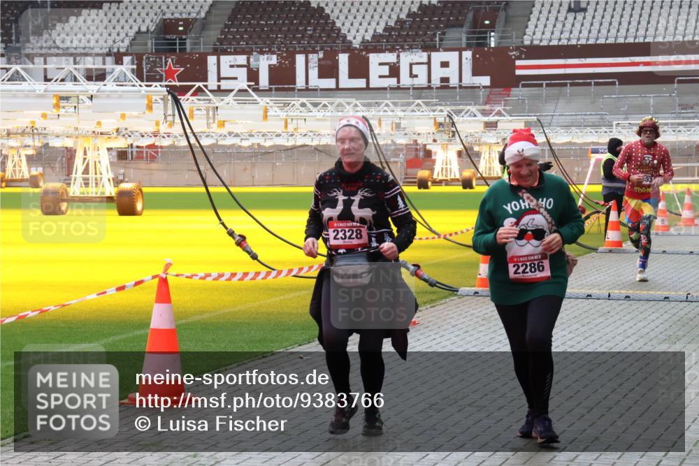07.12.2025 - St. Pauli X-Mass-Run No. 15 Luisa Fischer http://msf.ph/oto/9383766 07.12.2025 10:55:07 Ziel 2328, 15, 2286, 656, 692, 1177, 1393, 1489, 2286, 2328, 2358, 2360, 2832, 3391, 3437 meine-sportfotos.de