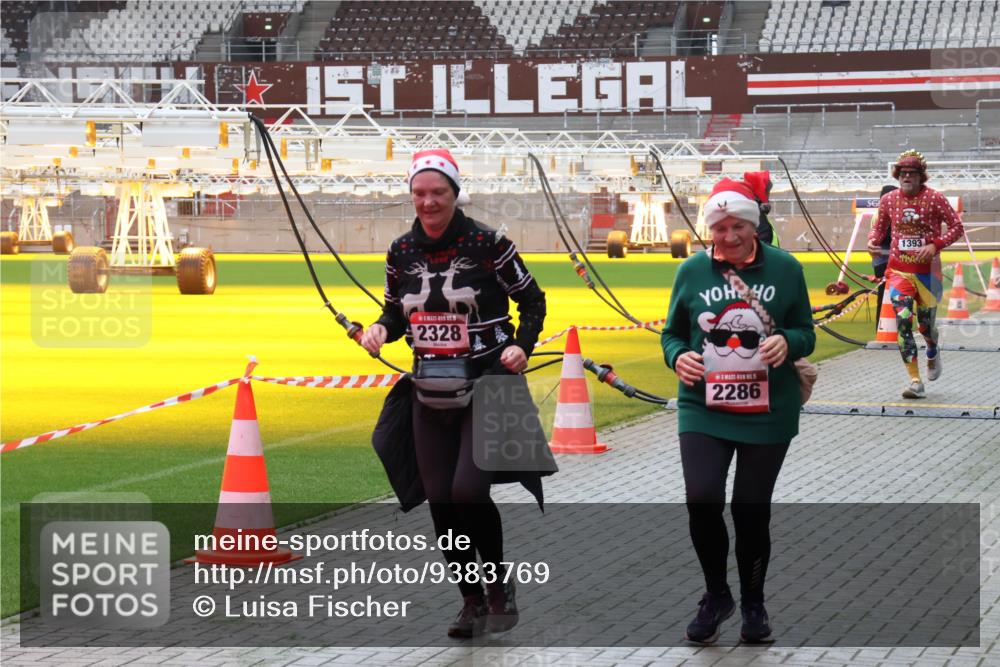 07.12.2025 - St. Pauli X-Mass-Run No. 15 Luisa Fischer http://msf.ph/oto/9383769 07.12.2025 10:55:07 Ziel 2328, 1393, 15, 2286, 656, 692, 1177, 1393, 1489, 2286, 2328, 2358, 2360, 2832, 3391, 3437 meine-sportfotos.de