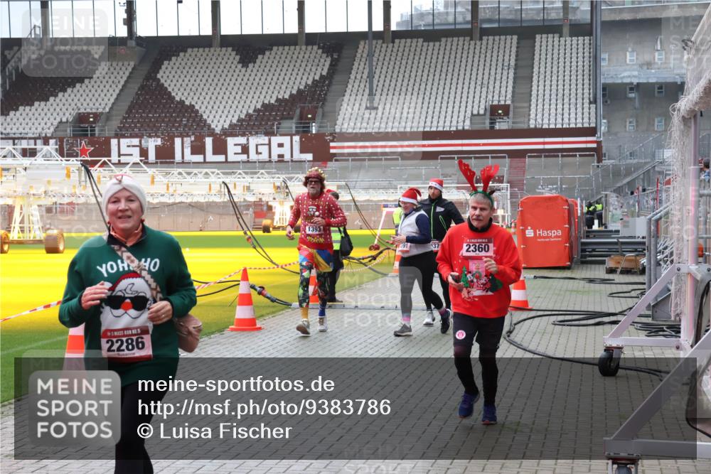 07.12.2025 - St. Pauli X-Mass-Run No. 15 Luisa Fischer http://msf.ph/oto/9383786 07.12.2025 10:55:09 Ziel 15, 2286, 1393, 391, 137, 2360, 656, 692, 1177, 1393, 1489, 2286, 2328, 2358, 2360, 2832, 3391, 3437 meine-sportfotos.de