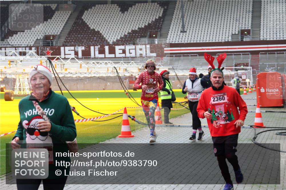 07.12.2025 - St. Pauli X-Mass-Run No. 15 Luisa Fischer http://msf.ph/oto/9383790 07.12.2025 10:55:10 Ziel 15, 2286, 1393, 3391, 5, 2360, 656, 692, 1177, 1393, 1489, 2286, 2328, 2358, 2360, 2832, 3391, 3437 meine-sportfotos.de