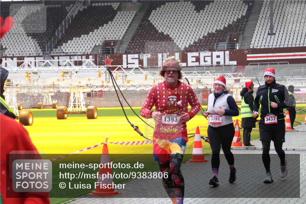 07.12.2025 - St. Pauli X-Mass-Run No. 15 Luisa Fischer http://msf.ph/oto/9383806 07.12.2025 10:55:12 Ziel 1393, 3391, 3437, 656, 692, 1177, 1393, 1489, 2286, 2328, 2358, 2360, 2832, 3391, 3437 meine-sportfotos.de
